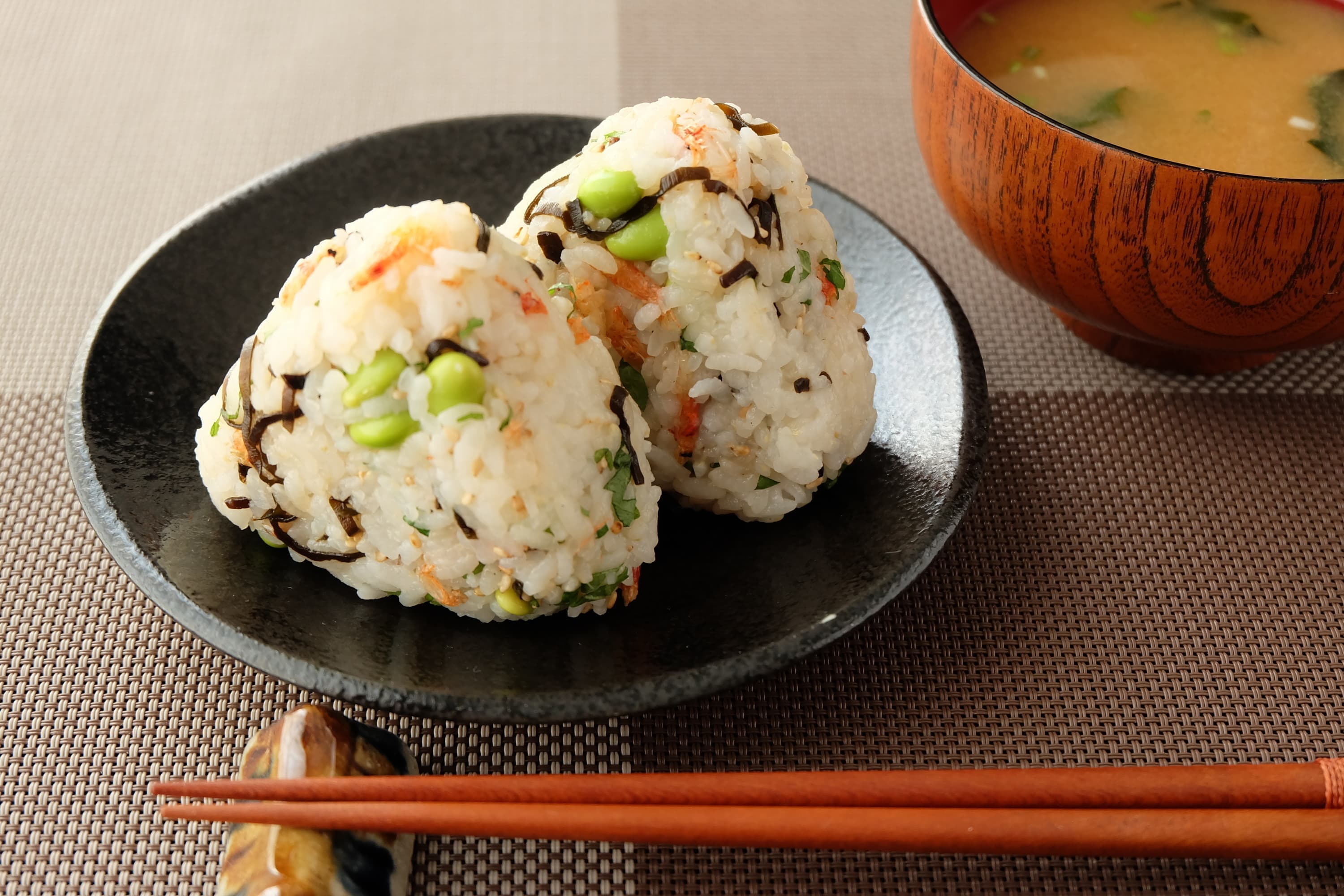 枝豆と塩昆布の簡単おにぎり